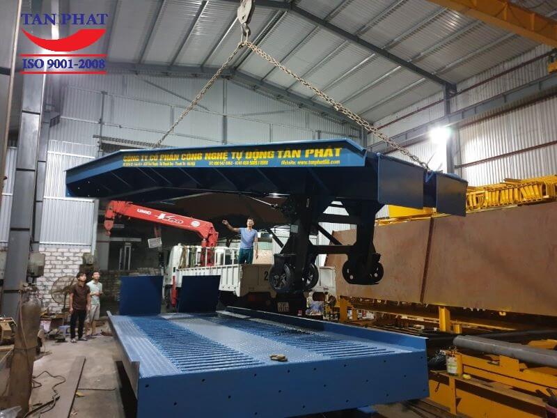 Cầu dẫn xe nâng lên container đã được kiểm tra nghiệm thu trước khi xuất xưởng
