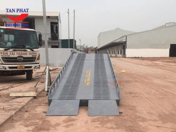 Mặt cầu chống trượt bằng tôn nhám kết hợp thép phi gân và thép vuông đặc