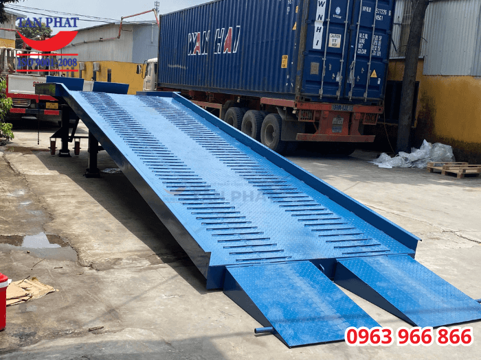 Mặt cầu sử dụng tôn nhám chống trượt, kết hợp thép phi gân và thép vuông đặc, gia tăng độ ma sát