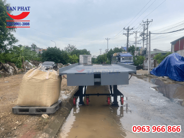 Hệ thống bánh xe và chân chống tạo sự linh hoạt cho cầu dẫn