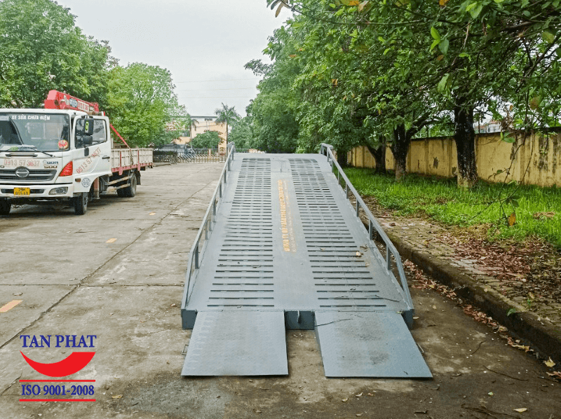 Mặt cầu thiết kế chống trượt bằng thép phi gân, giúp xe nâng lên xuống bốc dỡ hàng hóa an toàn