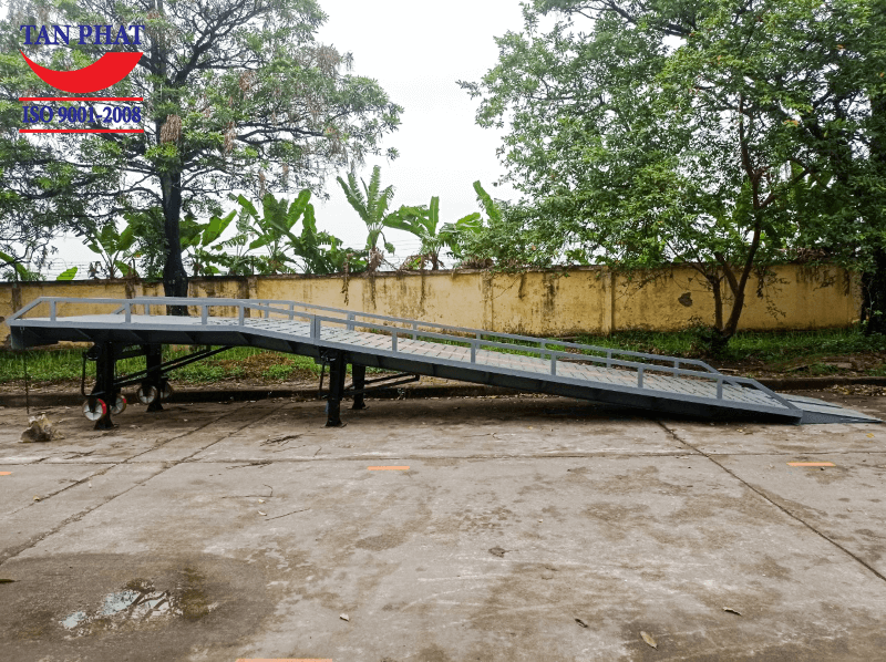 Cầu lên container 10 tấn được Tân Phát chế tạo và bàn giao hoàn thiện tại Công ty TNHH Công nghiệp Kính nghiệp Việt Nam, Phủ Lý, Hà Nam