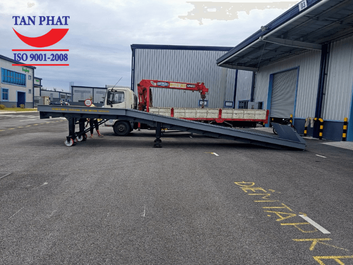 Chiều dài tổng thể của cầu dẫn là 11m, đảm bảo độ dốc vừa phải giúp xe nâng có thể lên/xuống dễ dàng