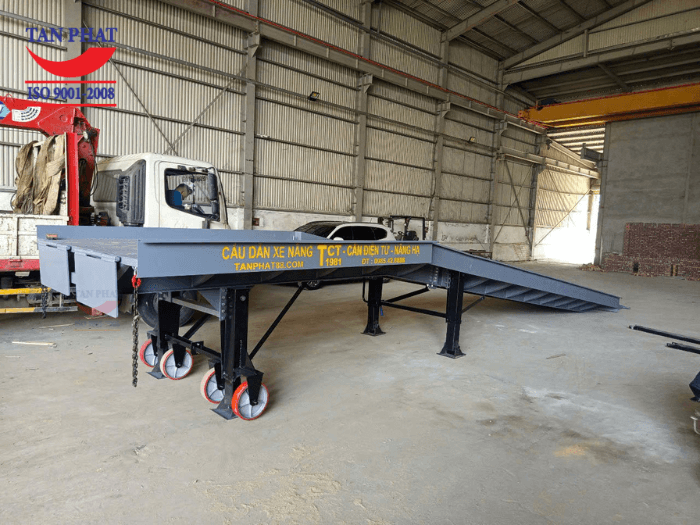 Cầu sử dụng 2 cặp chân chống Fuwa và 4 bánh xe PU giúp nâng hạ và di chuyển cầu dẫn