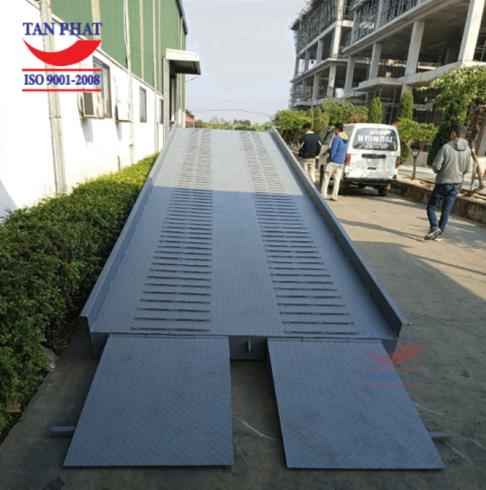 Mặt cầu sử dụng tôn nhám, kết hợp thép phi gân và thép vuông đặc gia tăng độ ma sát, đảm bảo an toàn trong quá trình vận hành