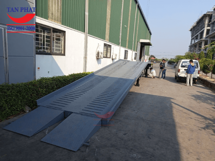 Cầu dẫn xe nâng lên container 8 tấn (8.000kg), kích thước 13.000x2.350mm giao tại Văn Giang, Hưng Yên
