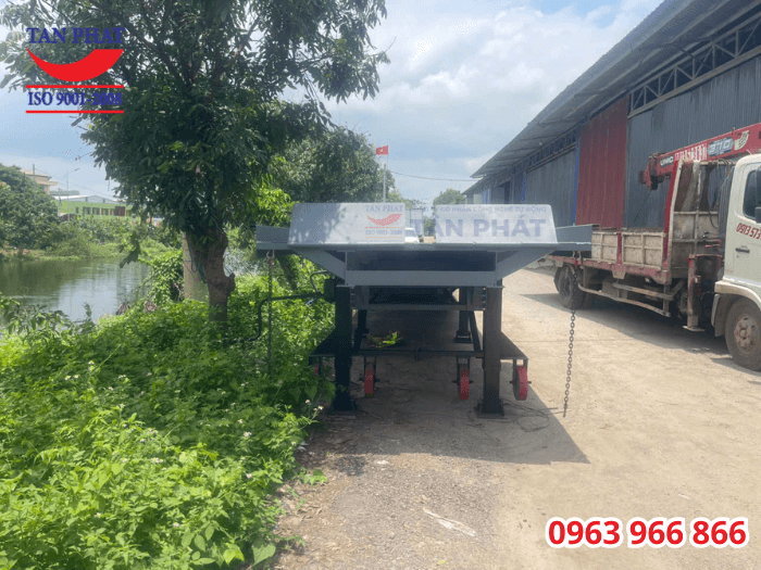 Hệ thống chân chống nâng hạ và bánh xe PU, cung cấp giải pháp cầu xe nâng di động cho khách có nhu cầu