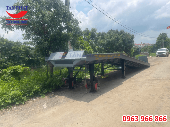 Cầu dẫn sử dụng dầm thép U, I đúc chắc chắn, đảm bảo khả năng chịu lực của sản phẩm