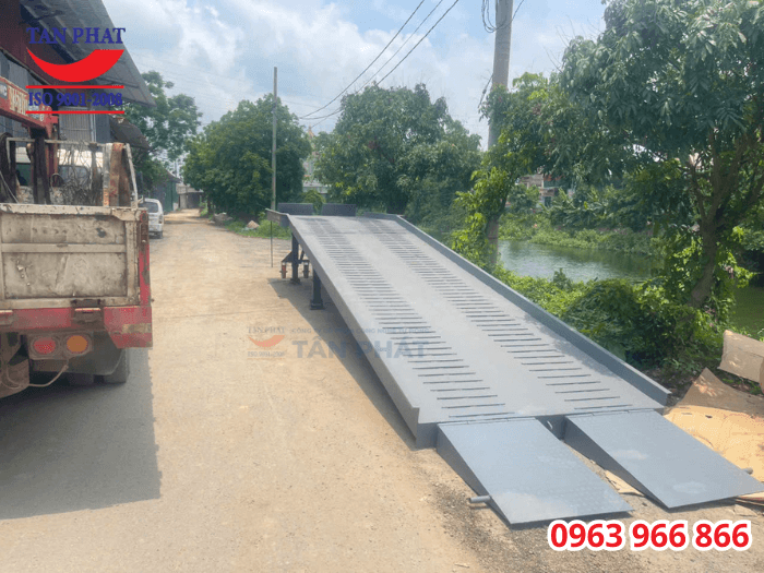 Cầu lên container 10 tấn, kích thước 11x2.35m giao tại huyện Yên Mỹ, Hưng Yên