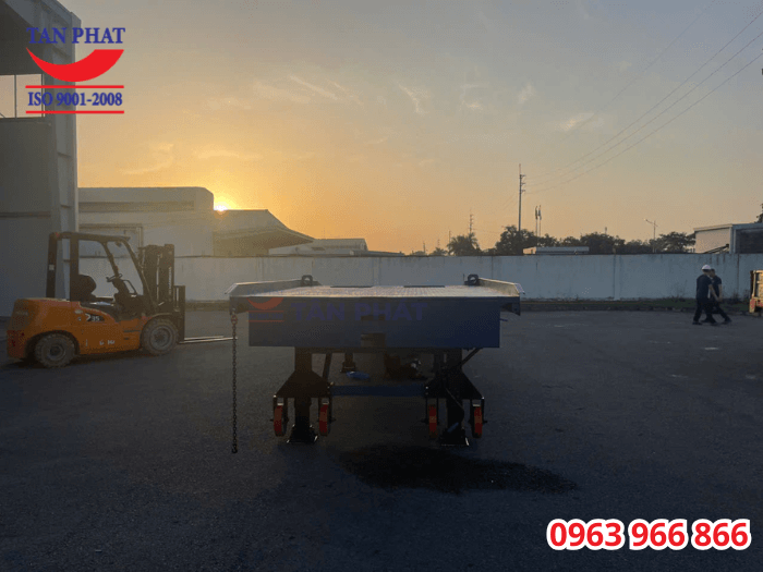 Cầu dẫn sử dụng hệ thống chân chống Fuwa và bánh xe PU, giúp thay đổi chiều cao cũng như có khả năng di chuyển, đáp ứng nhu cầu sử dụng của khách hàng