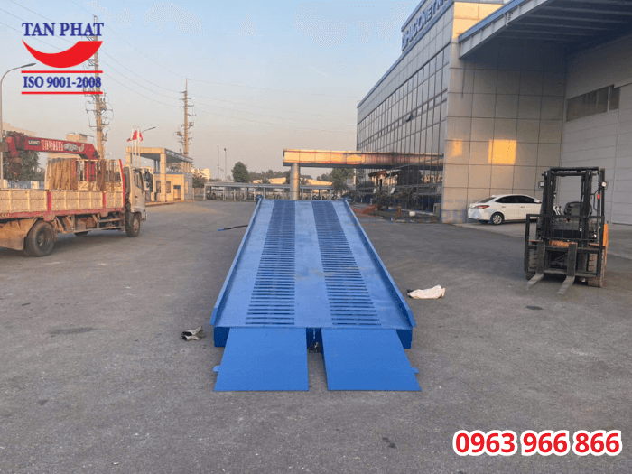 Mặt cầu sử dụng tôn nhám chống trượt, kết hợp với thép phi gân và thép vuông đặc, gia tăng tính ma sát, giúp đảm bảo an toàn khi đưa vào sử dụng