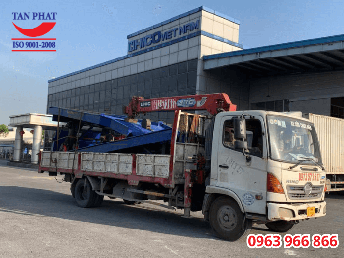 Cầu container được vận chuyển và giao lắp tận nơi cho khách hàng