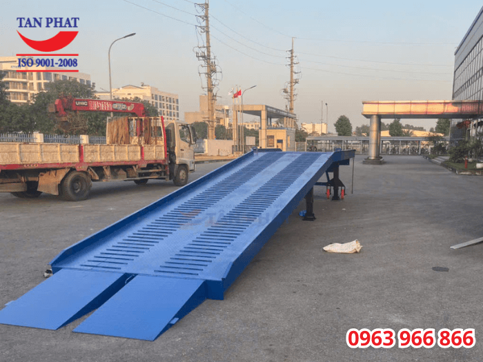 Cầu dẫn xe nâng lên container 10 tấn (10.000kg), kích thước 11x2.35m giao tại KCN Đồng Văn IV, tỉnh Hà Nam