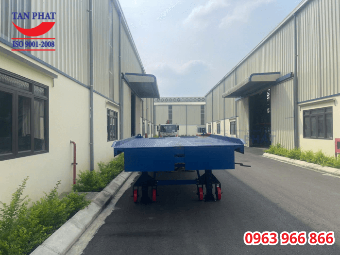 Cầu dẫn có khả năng nâng hạ và di chuyển linh hoạt nhờ hệ thống chân chống Fuwa và bánh xe PU