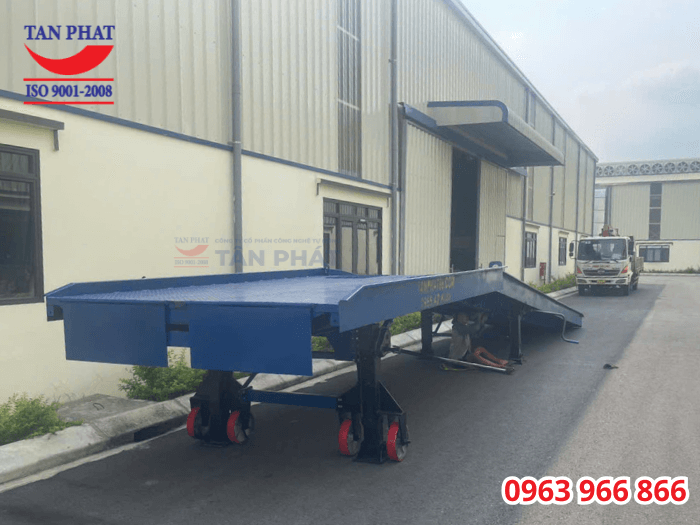 Chống trượt mặt cầu sử dụng tôn nhám, tăng cường thêm thép phi gân và thép vuông đặc