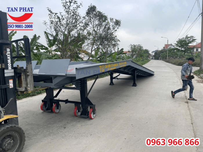 Cầu xe nâng lên container có khả năng di chuyển và nâng hạ linh hoạt