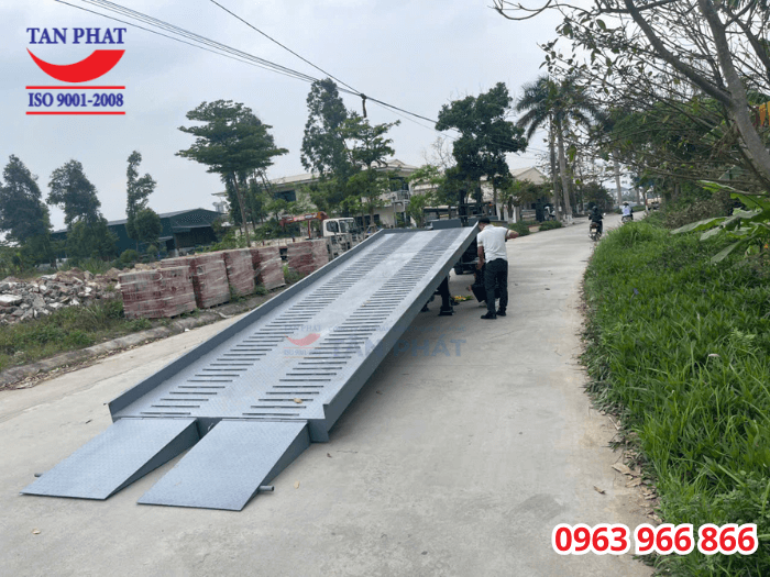 Hoàn thiện bàn giao cầu lên container 10 tấn, kích thước 13x2.35m tại huyện Nam Sách, tỉnh Hải Dương