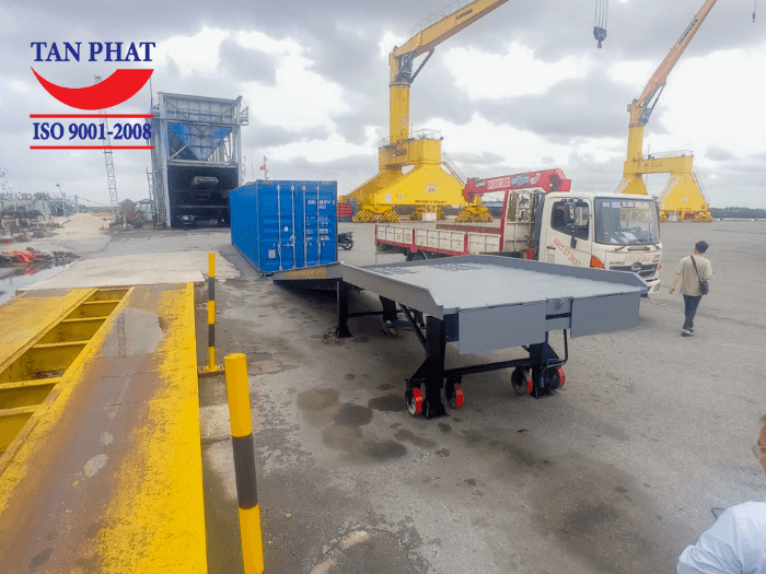 Cầu lên container 10 tấn sử dụng 4 cặp chân romooc và các bánh xe PU gang đúc bọc cao su