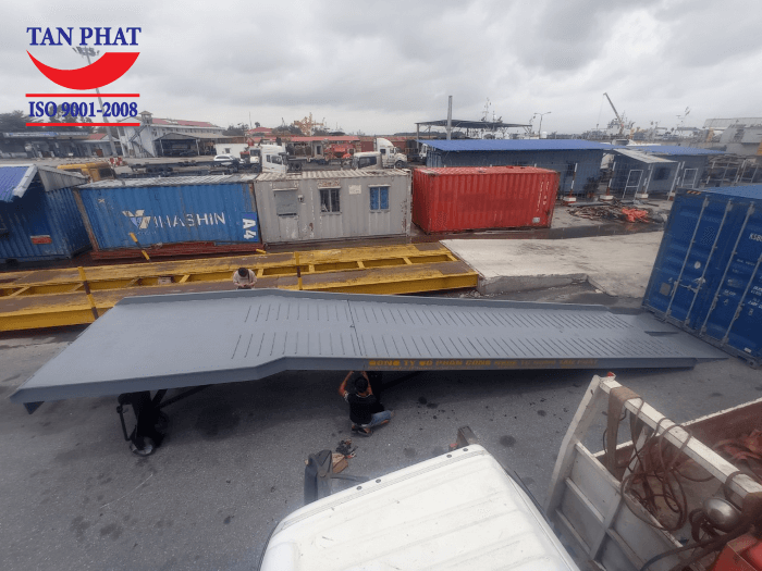 Cầu dẫn xe nâng lên container tải trọng 10 tấn, kích thước 11mx2.4m được Tân Phát bàn giao tại Hải Phòng