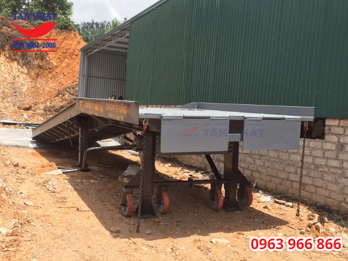 Cầu dẫn lên container hỗ trợ xe nâng trong quá trình bốc rút hàng hóa, có khả năng nâng hạ thay đổi độ cao và di chuyển linh hoạt