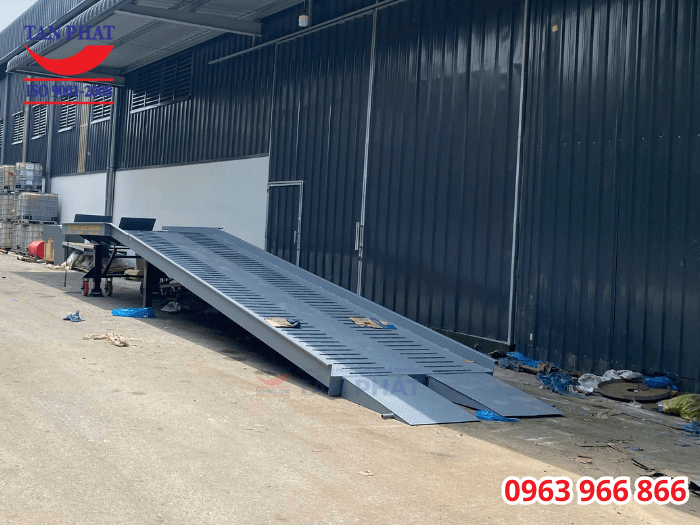 Cầu container sở hữu kết cấu cơ khí vững chắc, dầm thép U, I đúc chịu lực cao