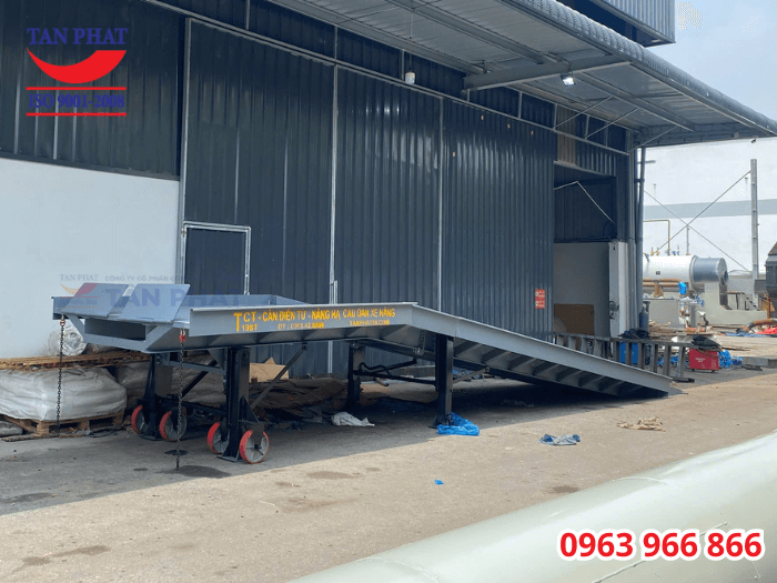 Kích thước cầu dẫn là 11x2.35m, đáp ứng nhu cầu sử dụng của khách hàng