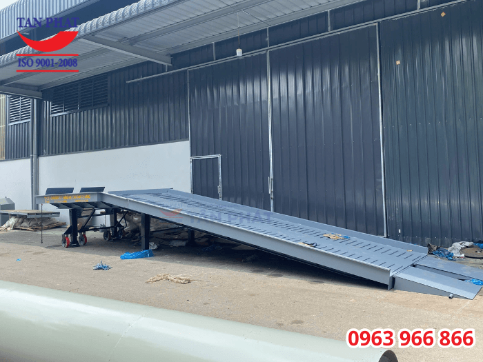 Cầu dẫn có khả năng nâng hạ và di chuyển nhờ hệ thống chân chống Fuwa và bánh xe PU