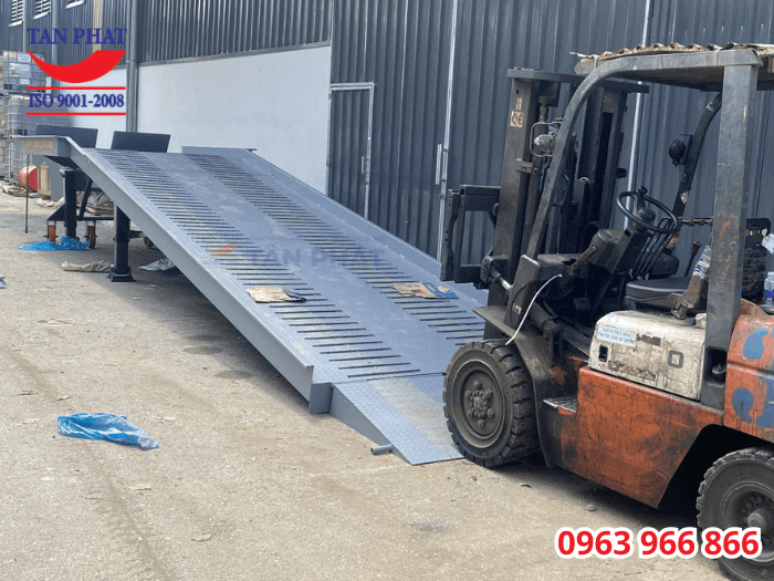 cầu lên cont 8 tấn 11x2.35m giao tại Hưng Yên