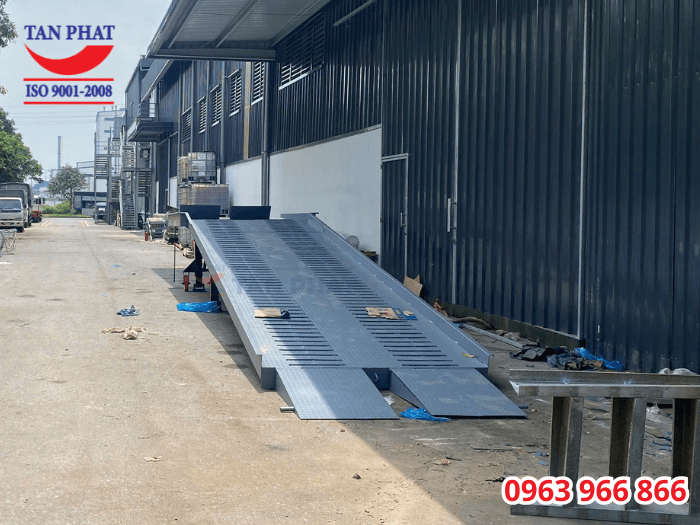 cầu lên cont 8 tấn 11x2.35m giao tại Hưng Yên