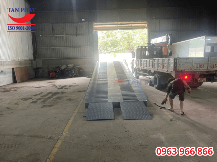 Cầu sở hữu kết cấu dầm U, I đúc chắc chắn, mặt cầu chống trượt giúp đảm bảo an toàn khi sử dụng