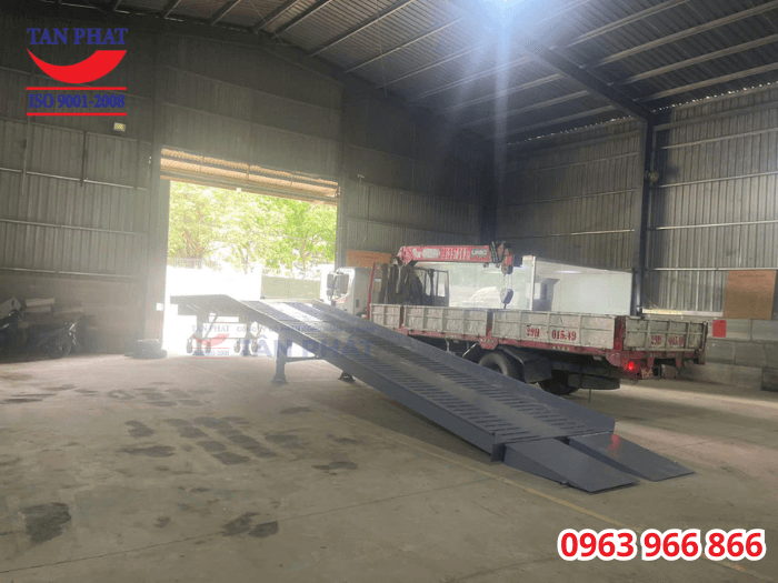 Với hệ thống chân chống Fuwa và bánh xe PU, cầu dẫn có khả năng nâng hạ và di chuyển linh hoạt