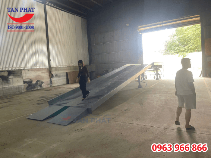 Cầu dẫn lên container 8 tấn, kích thước 13x2.35m giao tại Thạch Thất, Hà Nội