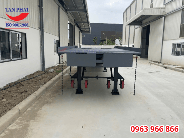 Cấu tạo cầu container gồm 2 bộ phận chính: Thân cầu chịu lực và chân chống, bánh xe cầu công