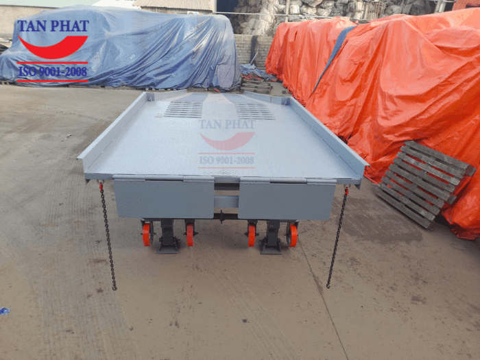 Cầu sở hữu tấm gá kết nối với thùng container đảm bảo an toàn trong quá trình vận hành