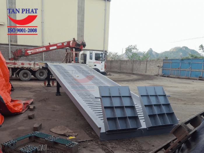 Cầu dẫn xe nâng lên container có khả năng chịu tải 10 tấn, kích thước 11m tiêu chuẩn