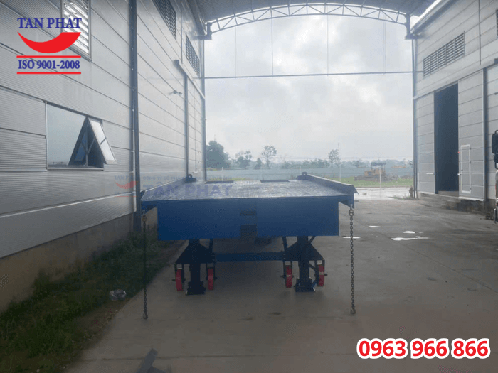 Tân Phát mang đến giải pháp cầu xe nâng di động cho khách hàng khi thiết kế hệ thống chân chống nâng hạ và bánh xe di chuyển