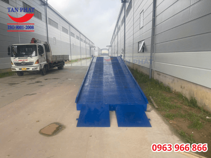 Mặt cầu chống trượt bằng tôn nhám kết hợp với thép phi gân và thép vuông đặc gia tăng độ ma sát