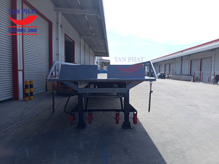 Cầu sử dụng hệ thống chân chống romooc Fuwa và bánh xe PU di chuyển và thay đổi chiều cao linh hoạt