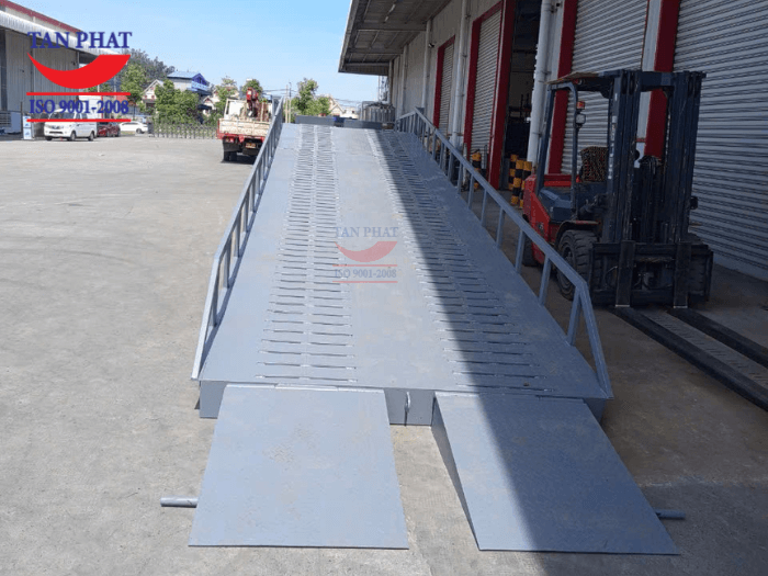 Chống trượt mặt cầu bằng tôn nhám và thép phi gân gia tăng tính ma sát, đảm bảo an toàn cho xe nâng di chuyển