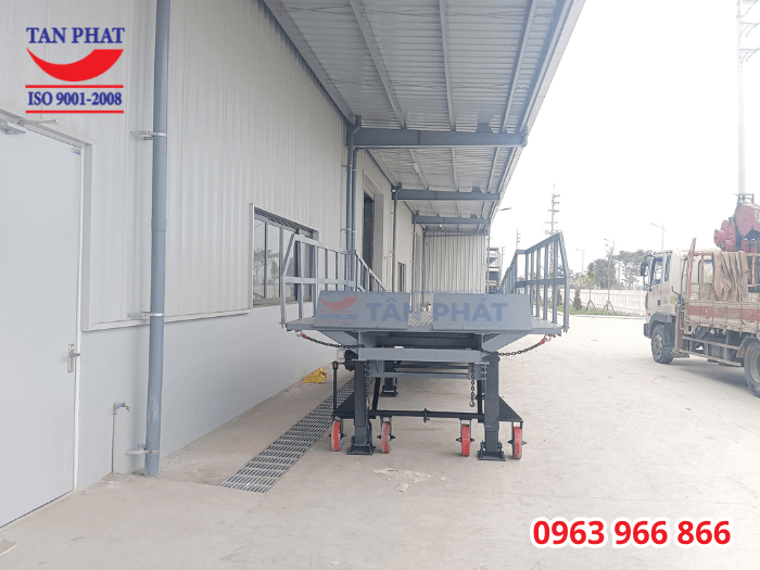 Cầu sử dụng 2 cặp chân chống romooc Fuwa và 4 bánh xe PU