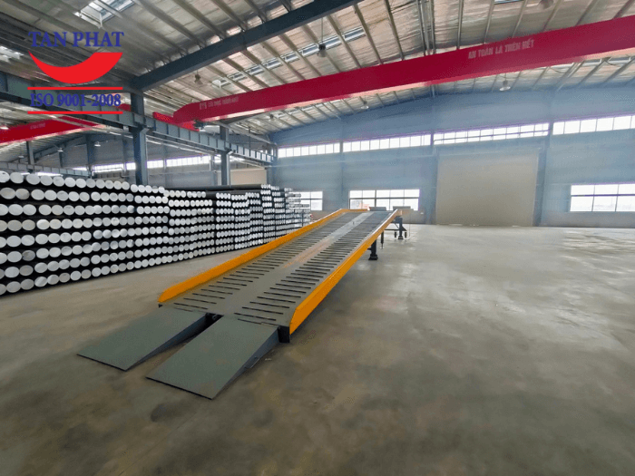Cầu dẫn xe nâng lên container 10 tấn do Tân Phát bàn giao tại Bắc Giang