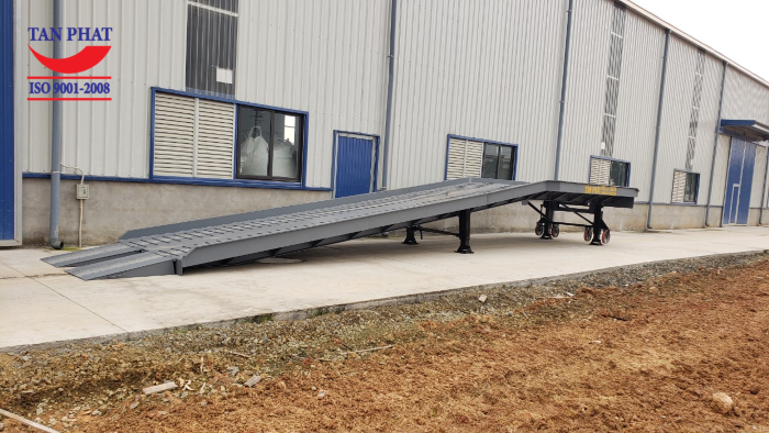 Cầu lên container 10 tấn được bàn giao tại huyện Tam Nông, tỉnh Phú Thọ