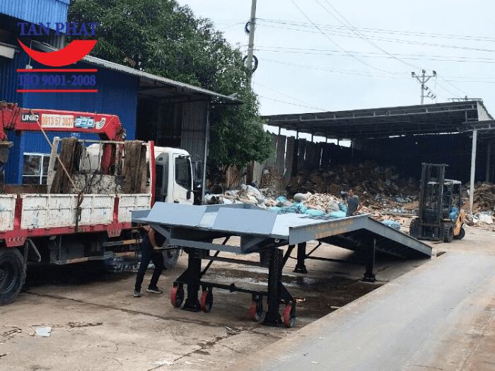 Cầu sở hữu chân chống Fuwa và bánh xe PU - giải pháp cầu xe nâng di động cho khách hàng