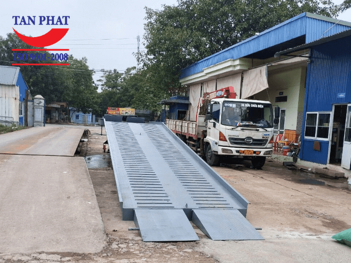 Mặt cầu chống trượt thép phi gân và thép vuông đặc