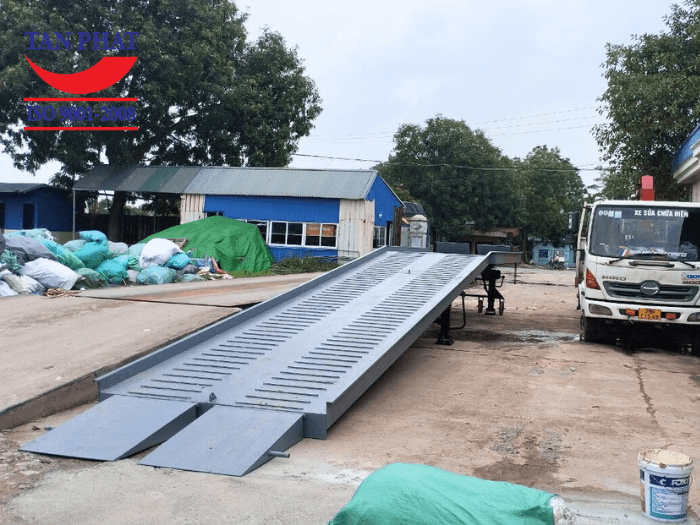 Cầu container 10 tấn do Tân Phát sản xuất và bàn giao tại Vĩnh Phúc