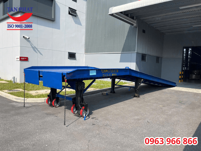 Hệ thống chân chống nâng hạ và bánh xe PU di chuyển