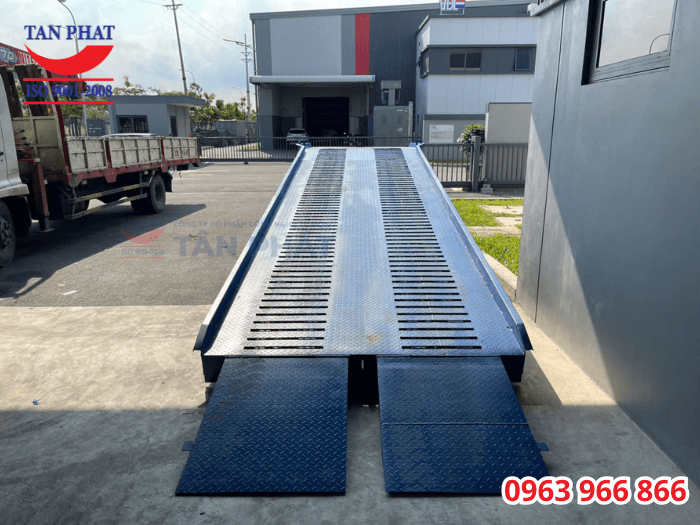 Mặt cầu lợp tôn nhám chống trượt, kết hợp với thép phi gân và thép vuông đặc