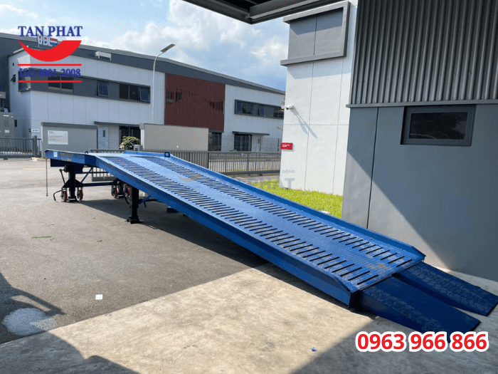 Cầu dẫn xe nâng lên container hoàn thiện giao tại KCN Đông Mai, tỉnh Quảng Ninh