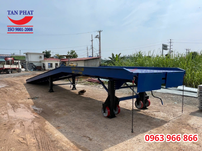 Cầu dẫn sử dụng kết cầu dầm thép U, I đúc chắc chắn, khả năng chịu lực với độ bền tốt