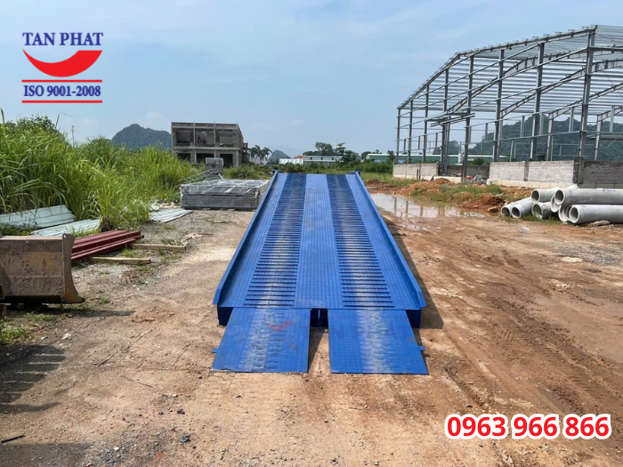 Mặt cầu sử dụng tôn nhám kết hợp với thép phi gân và thép vuoogn đặc giúp chống trượt, gia tăng tính ma sát